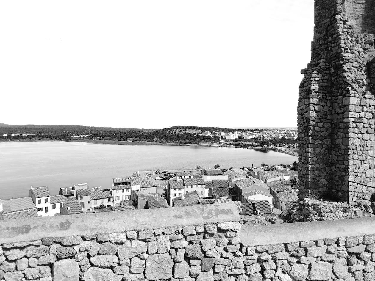 Vue panoramique en noir et blanc de Gruissan